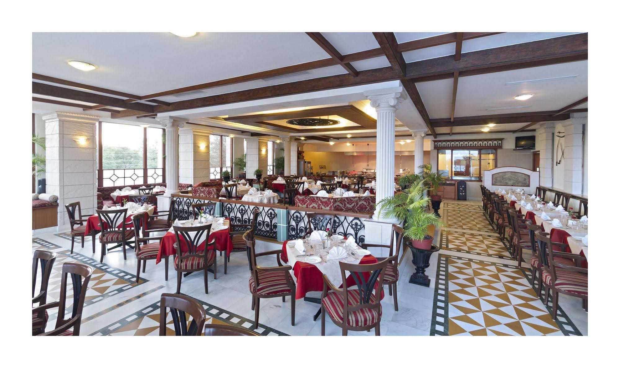 Jehan Numa Palace Hotel Bhopal Exteriör bild
